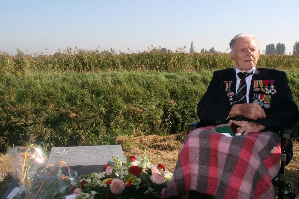 Harry Patch richtte de gedenksteen op in 2008. Toen de steen in 2018 verdween, werd een crowdfunding gestart om een nieuwe op te richten (kleine foto). De inhuldiging daarvan werd toen bijgewoond door Britse cadetten en de BBC.