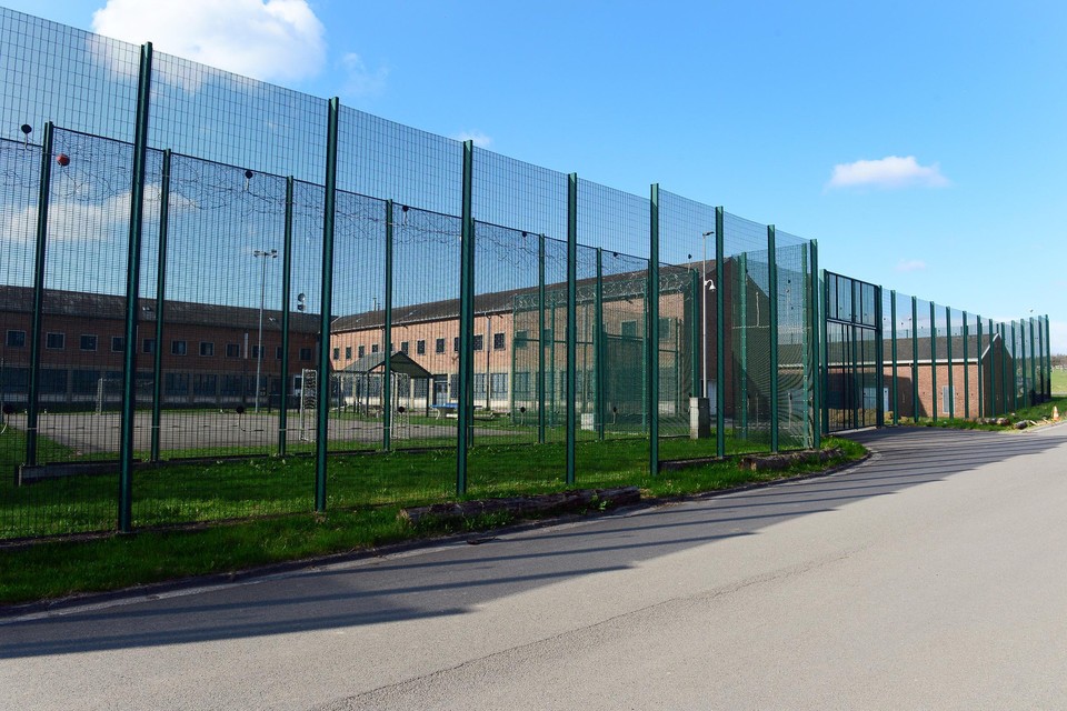 De gedetineerden maakten een gat in het hek rond de gevangenis
