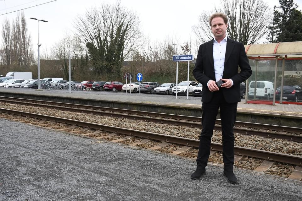 Volgens raadslid Kurt Vanlerberghe (Vooruit) loopt Diksmuide voor minstens 900.000 euro aan Europese subsidies mis voor het stationsdossier.
