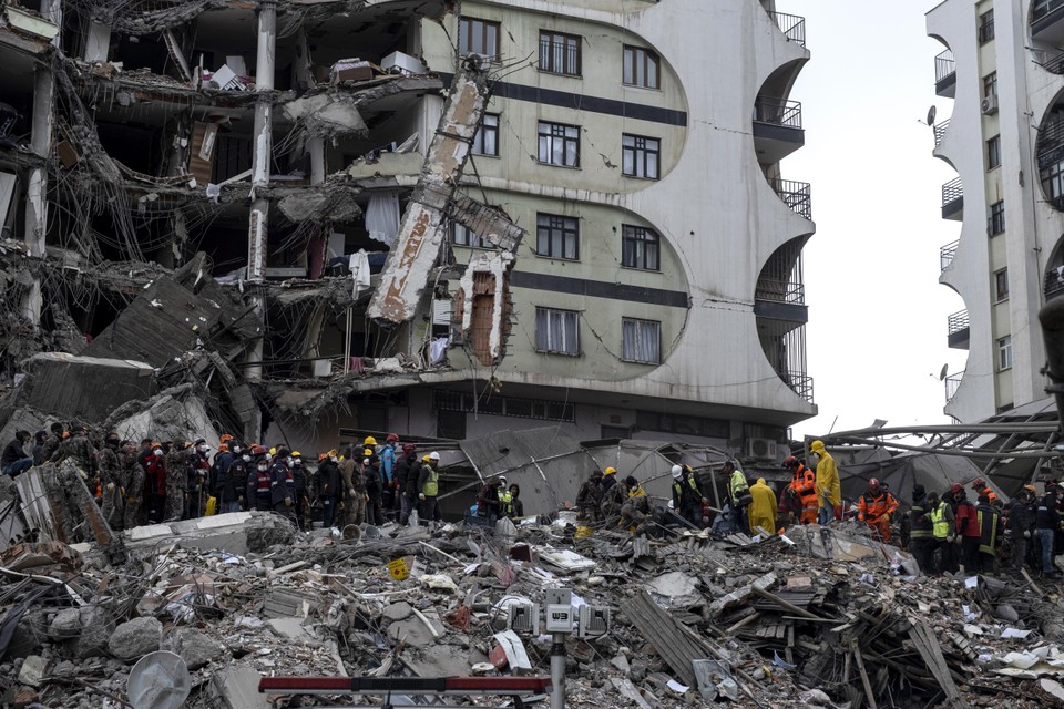 Hulpverleners zoeken naar slachtoffers onder het puin van een verwoest gebouw in Diyarbakir.