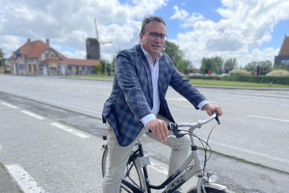 Gedeputeerde Jurgen Vanlerberghe op een van de fietspaden langs de N8 in Vleteren.