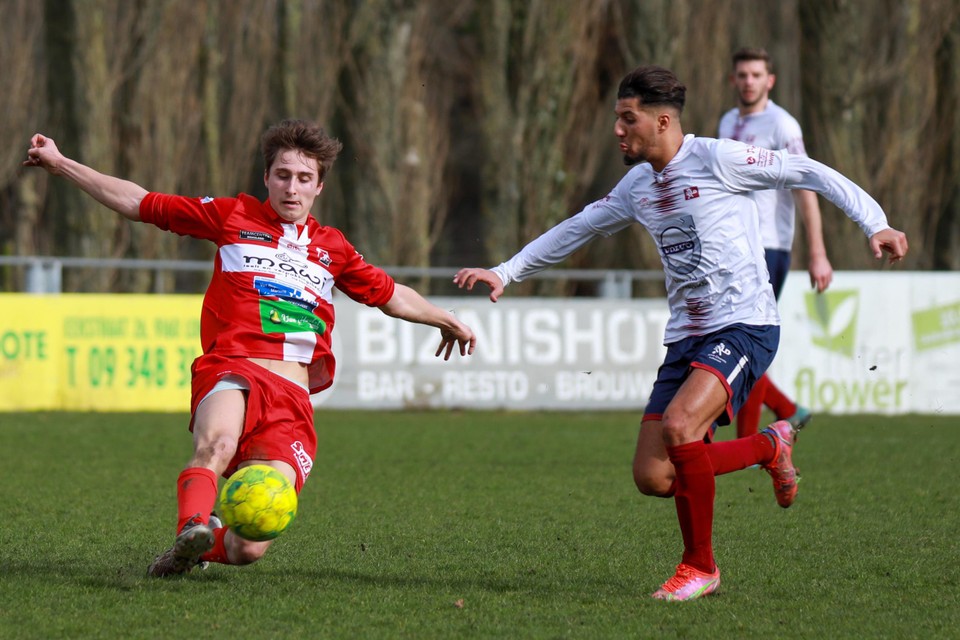 Bilal Yaddou (SKL Doorslaar, rechts) stormt op Toon Praet af.