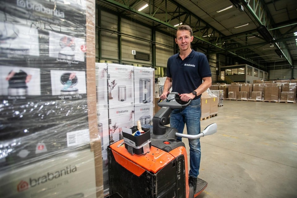 CEO Tijn Van Elderen aan de slag met de vorkheftruck in het distributiecentrum in Pelt.