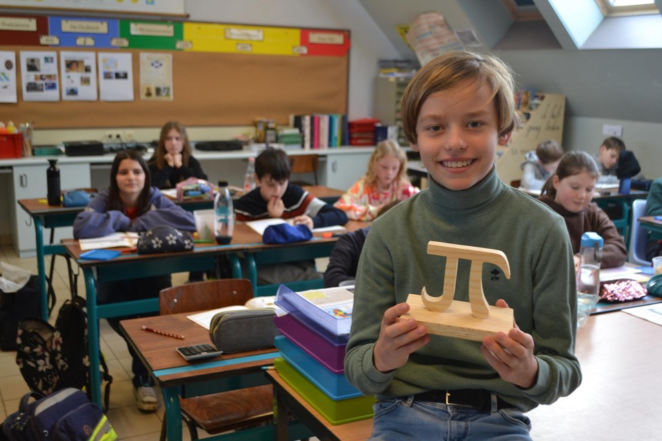 Arnaud poseerde fier met zijn trofee, een in hout gemaakte Griekse letter pi.