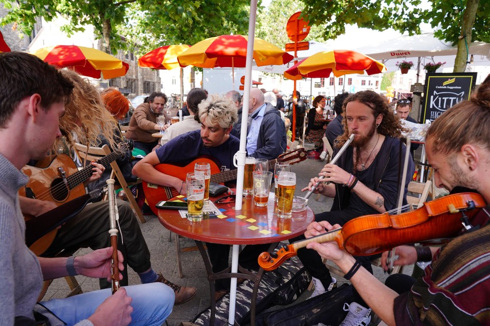 Straatmuzikanten rond een tafel vol pinten aan Trefpunt: het leken vrijdag wel gewoon Gentse Feesten.