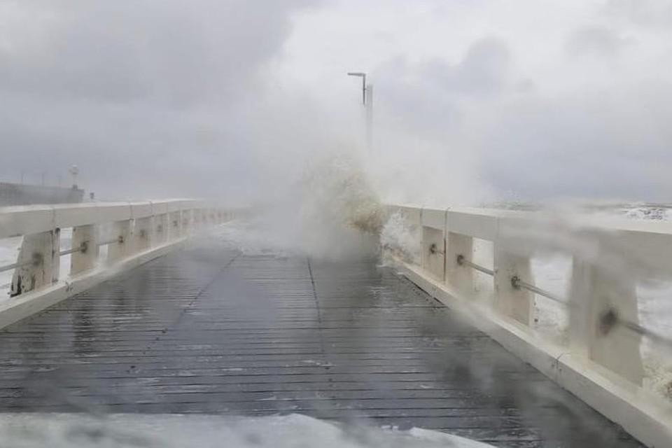 De pier werd afgesloten omdat het water er over de afsluiting kan slaan.