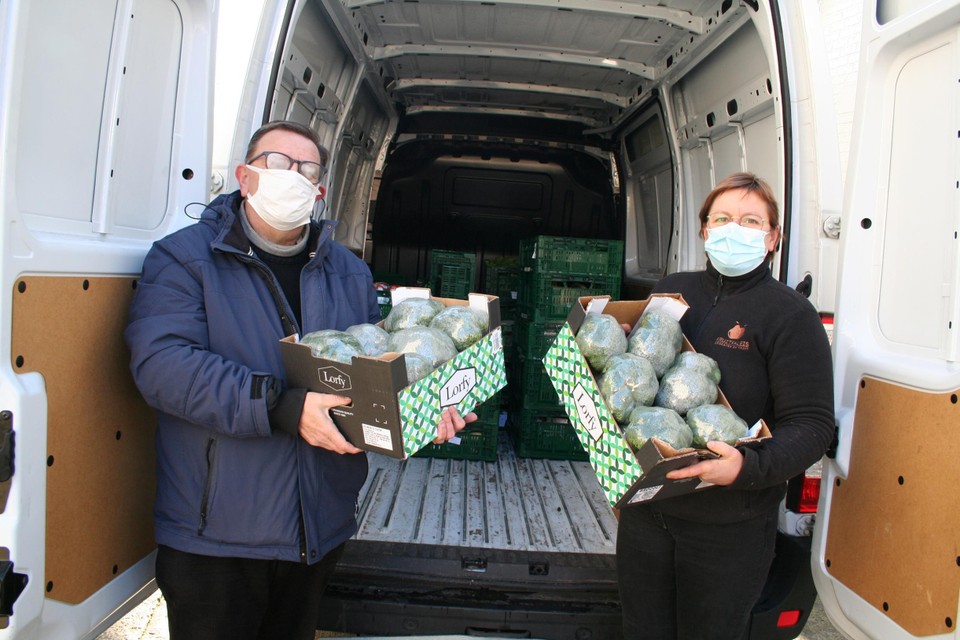 Evert Van Dalen kwam dinsdag ook in het Lokerse Fruitpaleis langs, waar Cindy Pynaert een lading verse broccoli had klaargezet.