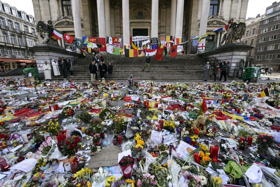 Bloemen aan het Beursplein in Brussel na de aanslagen 