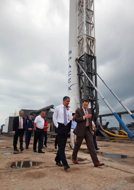 ESA ondervindt vooral concurrentie van de goedkopere SpaceX-raketten van Elon Musk (hier op de foto terwijl hij Barack Obama een rondleiding geeft) van zijn site.