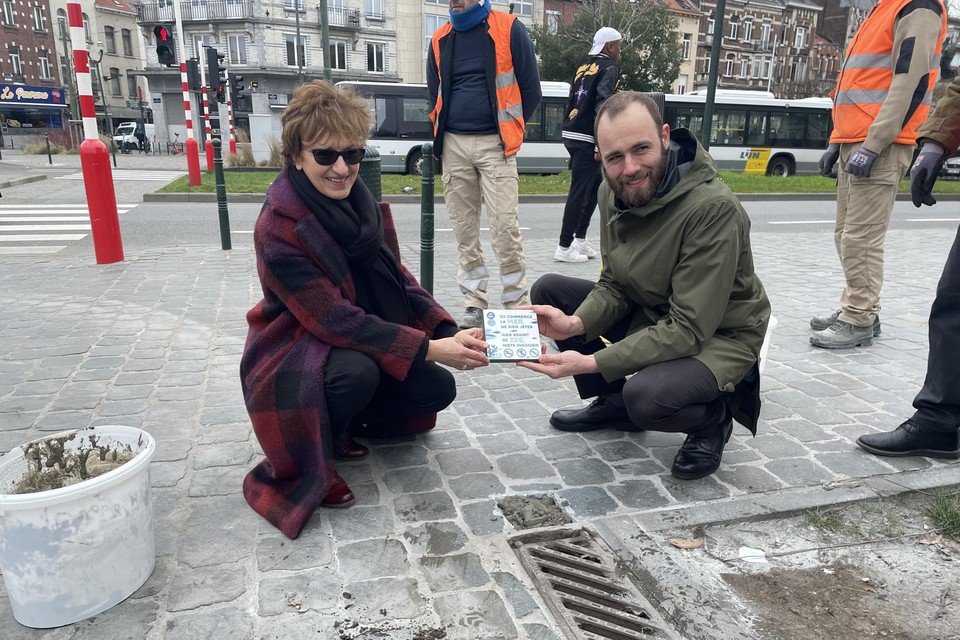 Schepenen Zoubida Jellab en Bart Dhondt plaatsten maandag de eerste permanente tegel.
