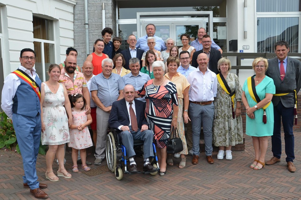 Remi Niemegeerts (87) en Margriet Truyen (80) werden met hun vier kinderen en zeven kleinkinderen op het gemeentehuis ontvangen. 