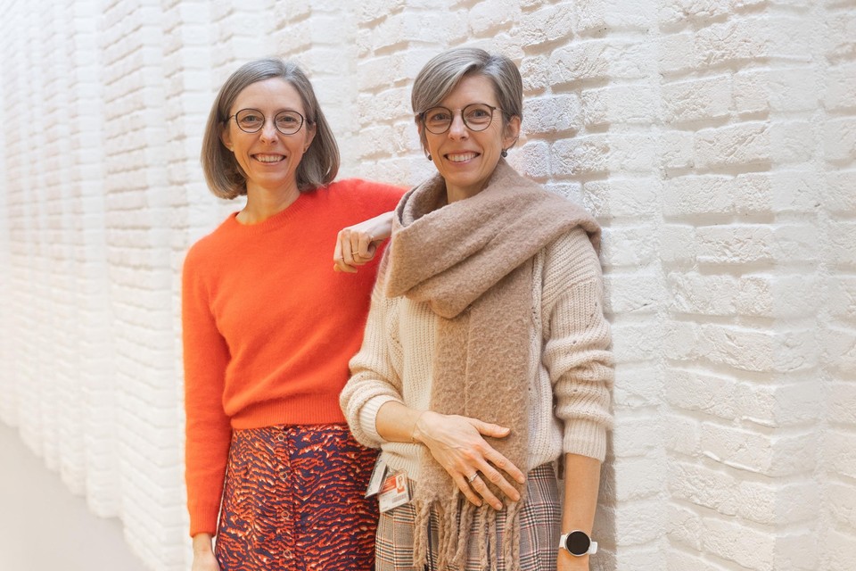“Jonge mensen opleiden vinden we een enorm voorrecht”, zeggen professoren en tweelingzussen Margriet (links) en Marlies Van Bael. 