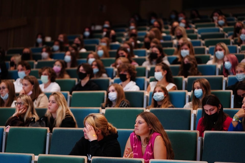 In het auditorium van de HOGENT hadden veel studenten een mondmasker aan.