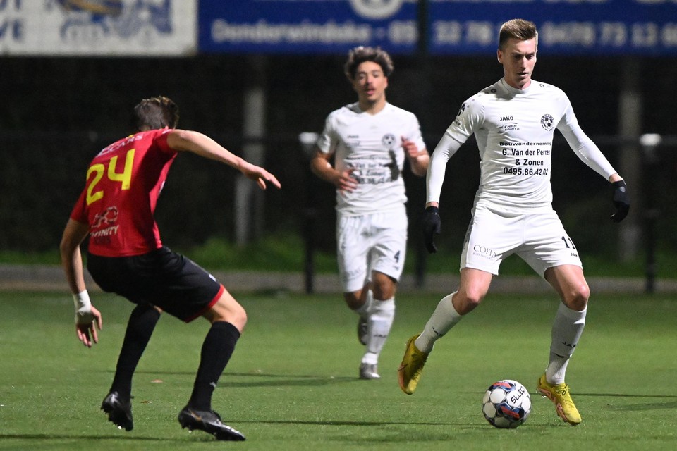 Bob Straetman (rechts) blijkt dit seizoen een onmisbare schakel voor KVK Ninove. Hij had een voet in vijftig procent van de Ninoofse treffers dit seizoen. 