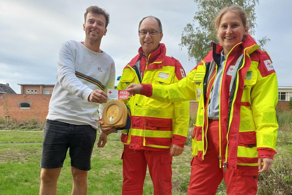 Schepen van Gezondheid Chiel Danckers ontvangt het label van Hartveilige gemeente van Nico Paepen en Marissa Paulussen van het Rode Kruis in Lille. 