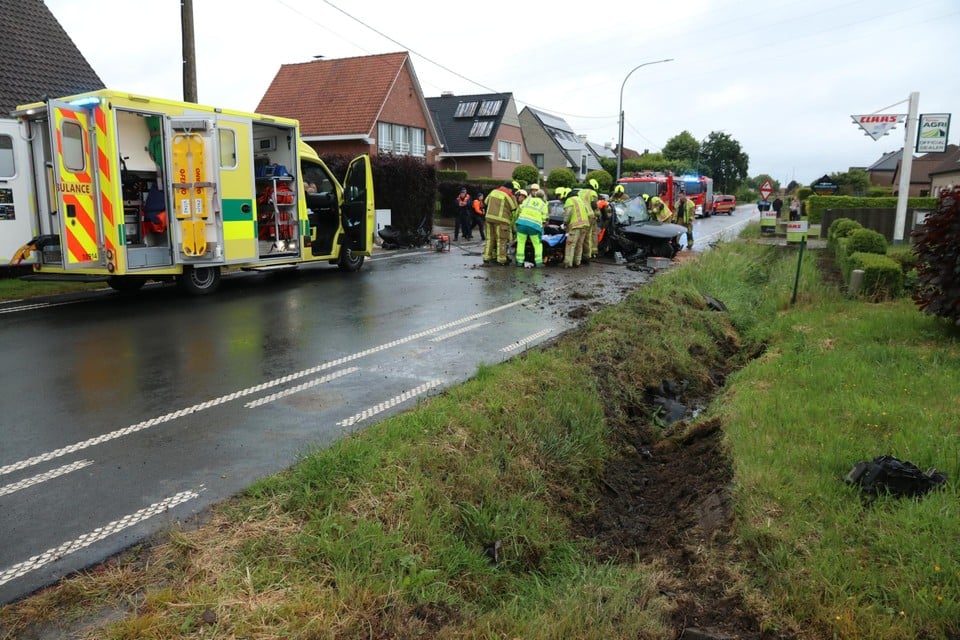 BMW flies 15 meters through the air after the driver misses: two young passengers seriously injured (Sint-Niklaas)