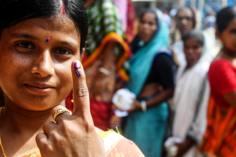India stemt en daar hoort een paarse wijsvinger bij.