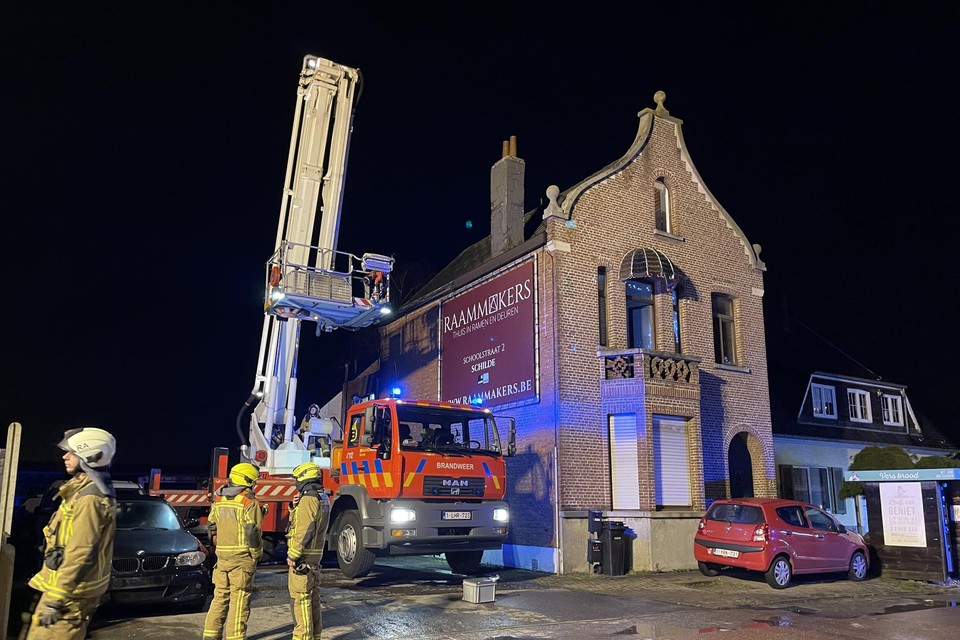 In een woning op de Liersesteenweg in Ranst brak zaterdagavond een brand uit, nadat vrijdag een stuk dak weggewaaid was. 