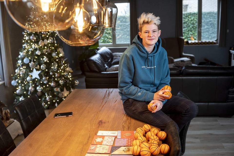 Door de verkoop van stressballetjes en zelfgeknutselde kerstkaarten wil de 17-jarige Senne Knuts geld inzamelen voor De Warmste Week, die dit jaar in het teken staat van ‘kunnen zijn wie je bent’. 