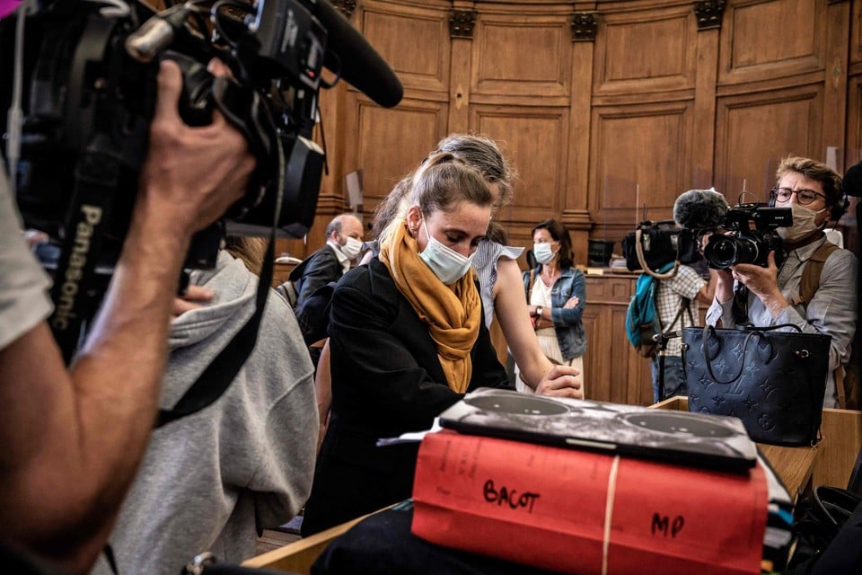 Valérie Bacot zegt dat ze sinds haar twaalfde misbruikt werd door haar stiefvader, die ook haar echtgenoot werd.