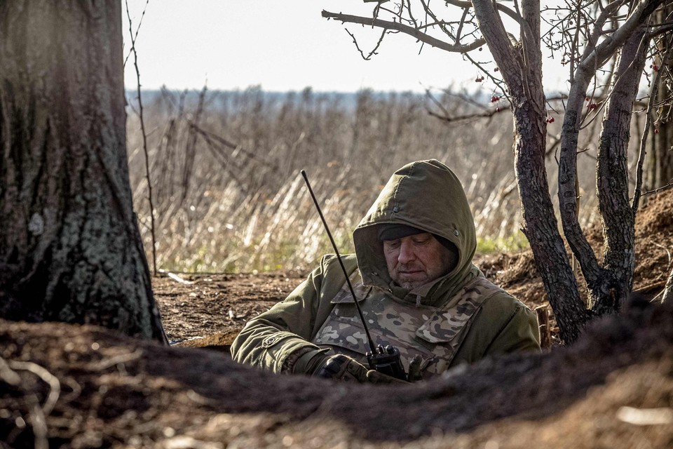 Een Oekraïense militair op wacht in een van de loopgraven in het oosten van het land.