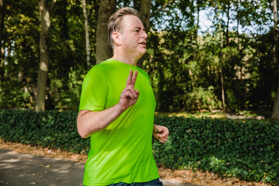 Burgemeester Bart De Wever liep zijn virtuele marathon in het Rivierenhof 