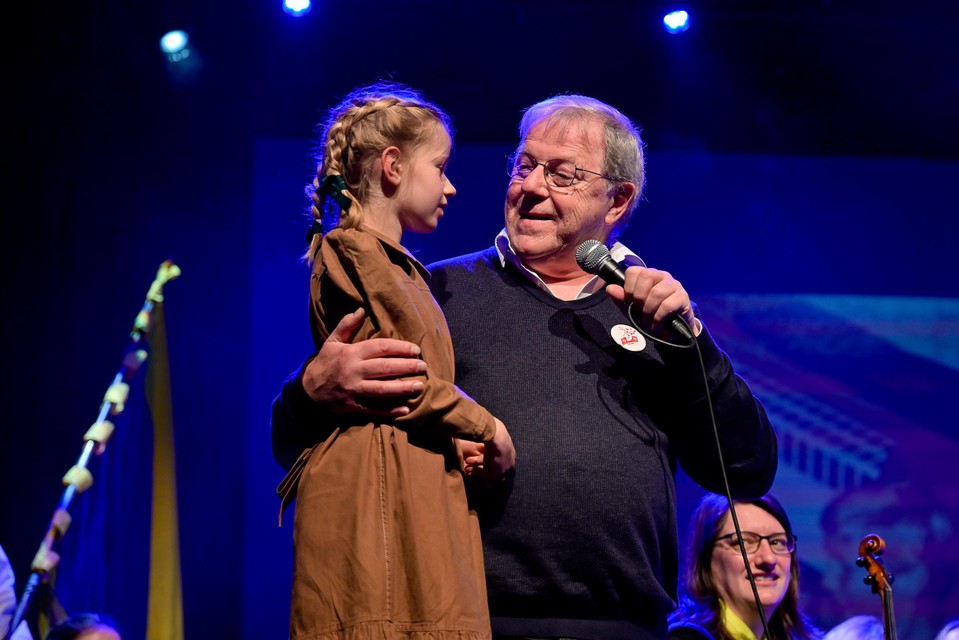 Cultuurraadvoorzitter Ignace Sysmans met één van de jongste gevierden: een schattig meisje van folkloregroep Jan Pirrewit.