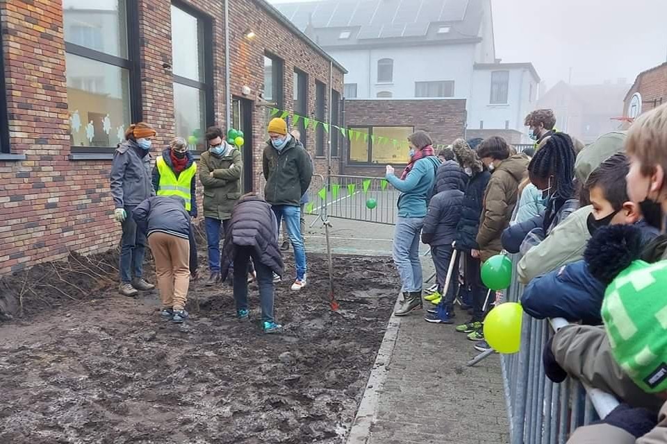 Met een feestelijk moment stoppen de leerlingen op de speelplaats de eerste plantjes in de grond. 