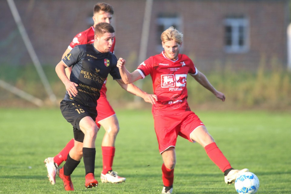 Gilles Van Hoof (links) in de achtervolging op bezoeker Jari Clynckemaillie. 