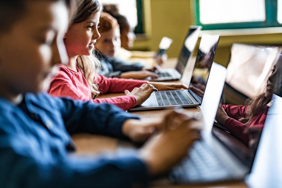 One thing is certain, not every child gets a free laptop: Flemish government looking for agree on Digisprong