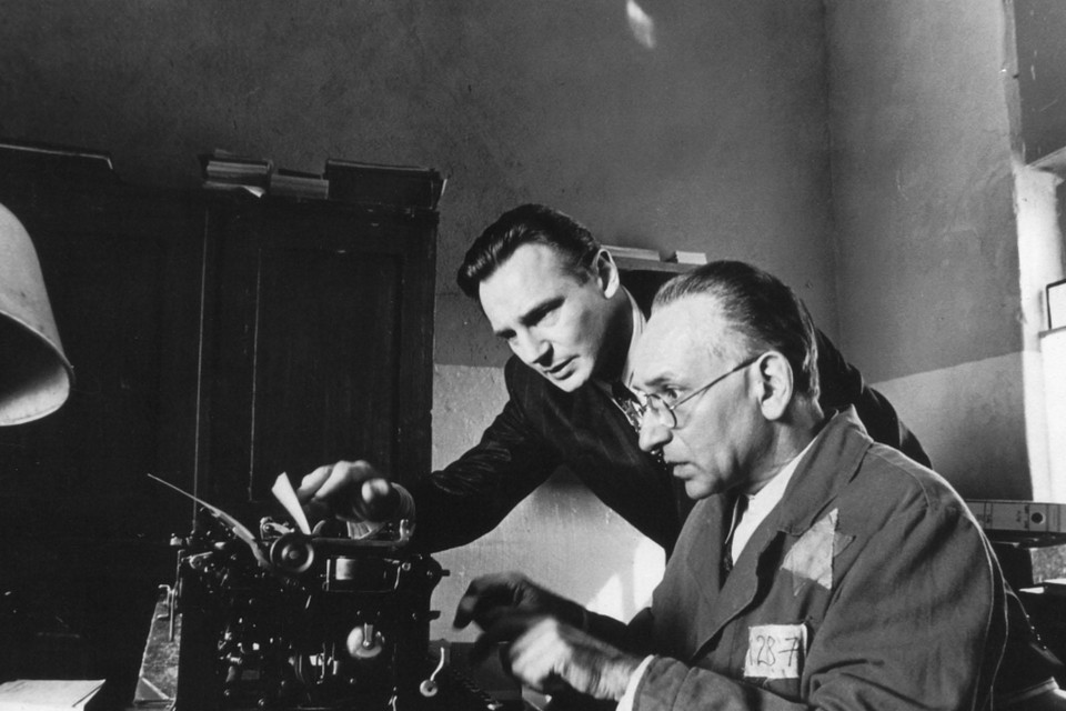 Een sketch waarin Oskar Schindler en Itzhak Stern een koekjesfabriek oprichten, werd offline gehaald door de VRT. 
