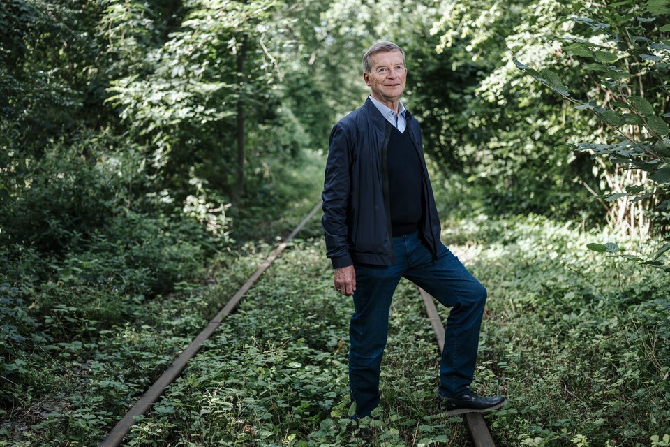 Johan Sauwens op het tracé van de tram op het vroegere treinspoor.