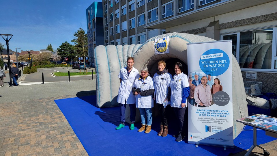 Doctors Ben Gys (left) and Katelijne Valgaeren (right) from Hospital Geel explain the colon together with hospital employees.