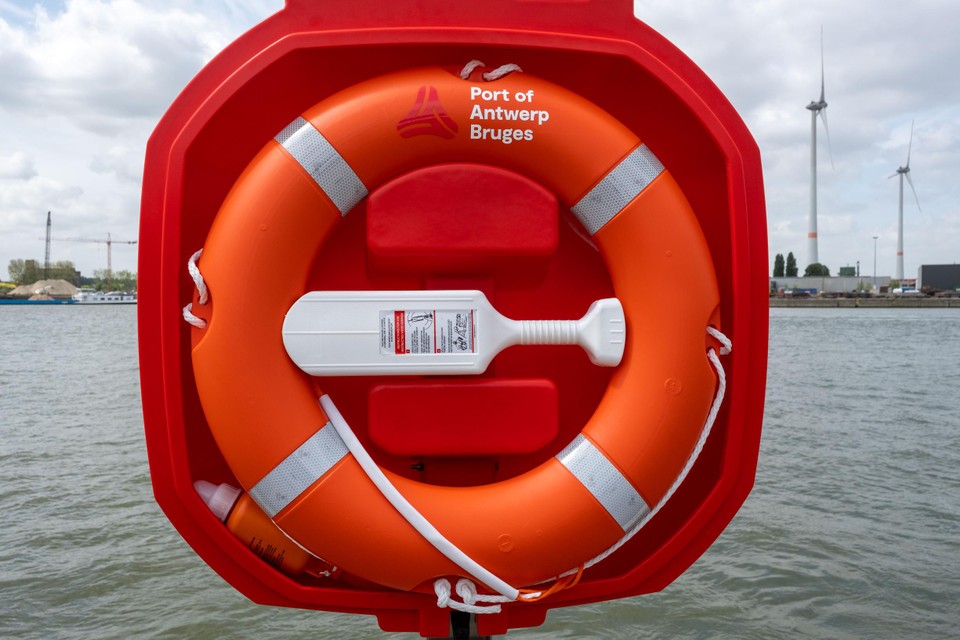 De slimme reddingsboei verwittigt automatisch de hulpdiensten én deelt de coördinaten van het slachtoffer dat zich in het water bevindt.