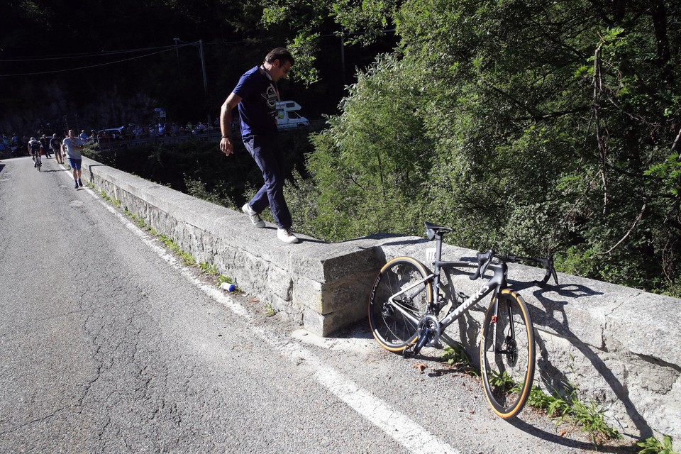 Davide Bramati (op het muurtje) was heel snel op de plaats van het ongeval. 