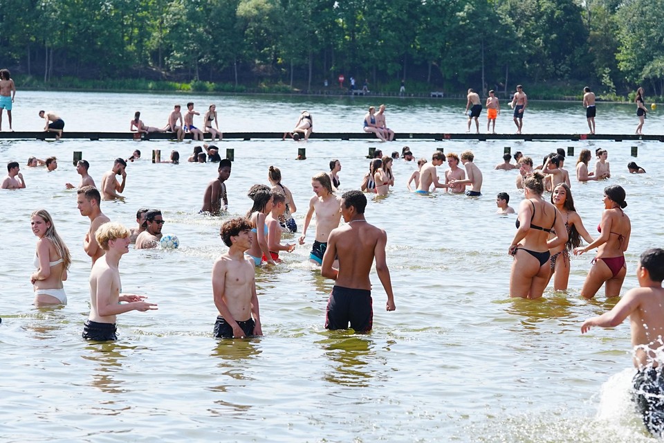 Woensdag negeerden honderden bezoekers het zwemverbod in de Blaarmeersen. 