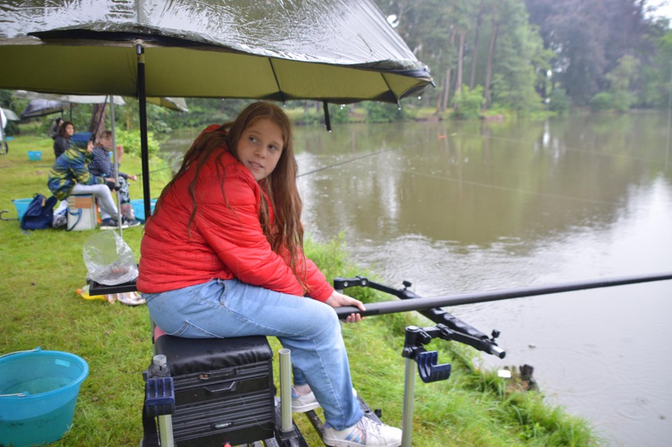 klink Ontkennen Opiaat Het enige jeugdkamp waar ze blij zijn met regen, want de vissen bijten nu  goed (Schoten) | Het Nieuwsblad Mobile