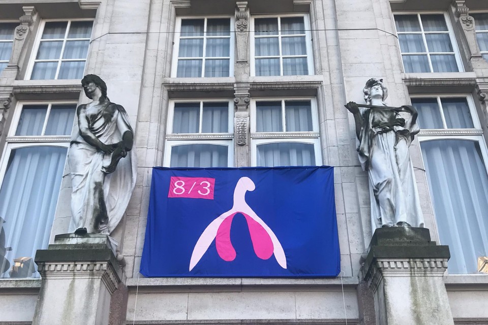 De clitoris is te zien op de gevel van het gemeentehuis. 
