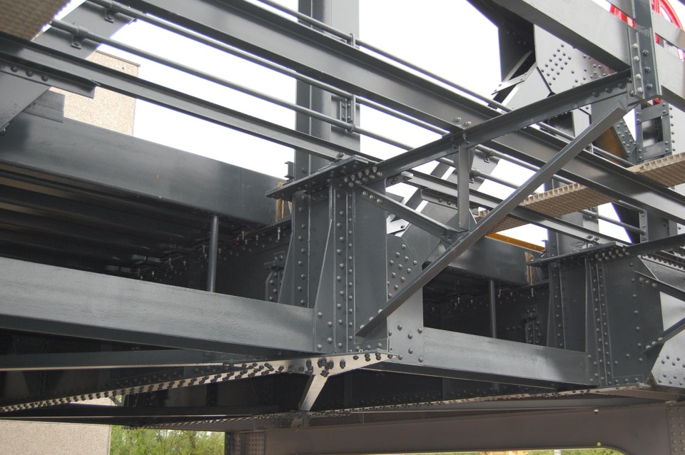 De brug wordt samengehouden door klinknagels, een techniek die vandaag niet meer vaak wordt toegepast.