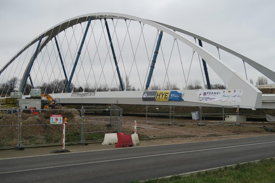 De nieuwe Hoogmolenbrug langs de Metropoolstraat: zo goed als klaar om over het Albertkanaal geplaatst te worden. Dat gebeurt in het weekend van 15 en 16 januari. 