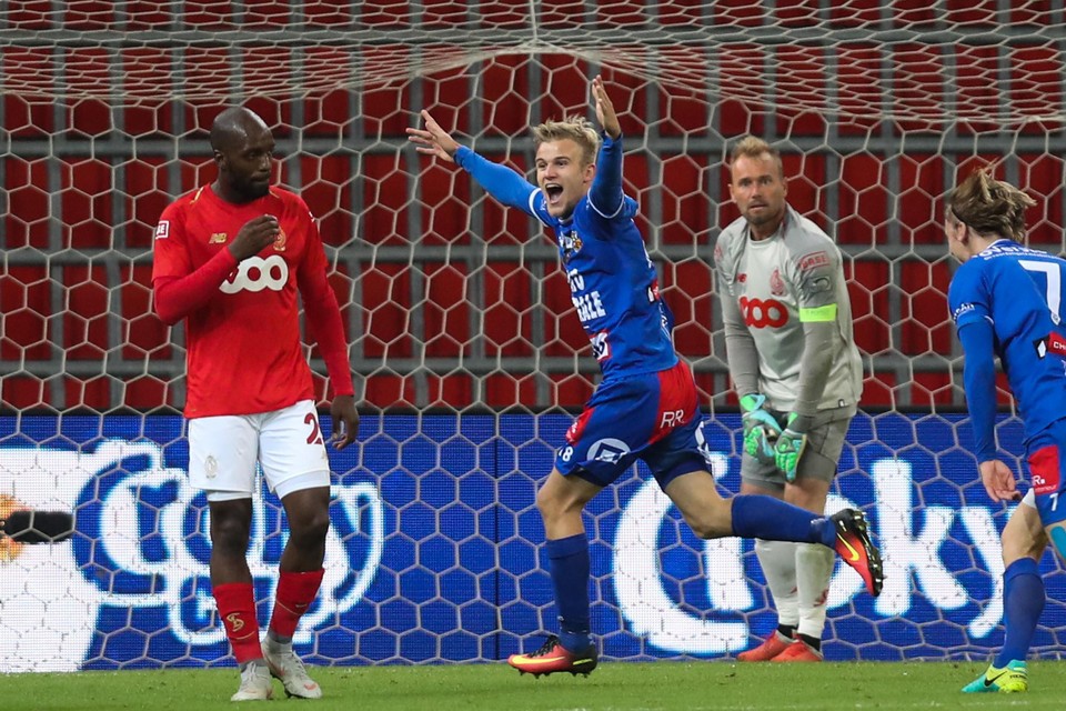 Aaron Dhondt viert een van zijn twee goals in de bekermatch op Standard (1-2).
