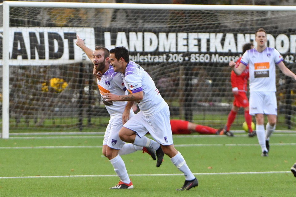 Brandon Delneste (links) viert een goal bij Wevelgem.