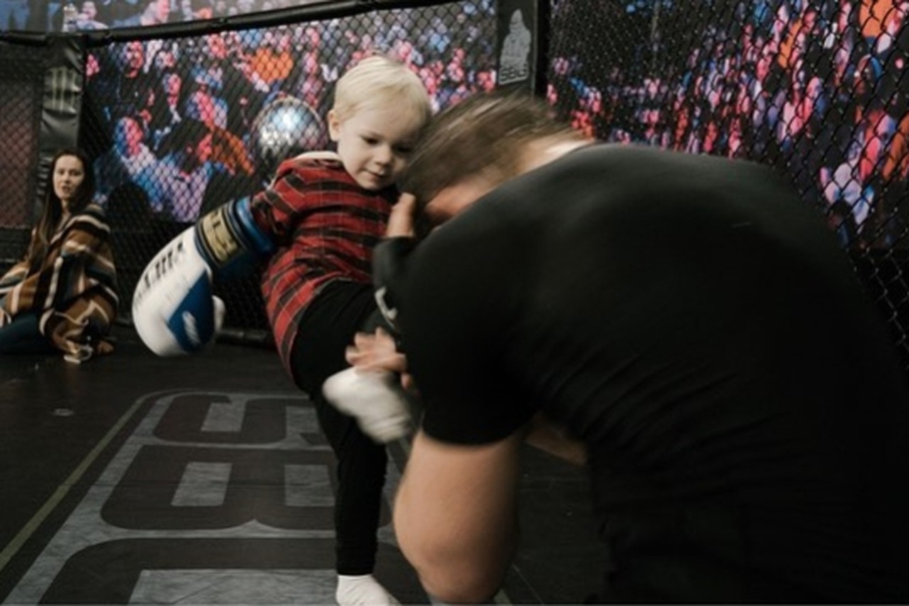 Te schattig: Conor McGregor Junior (2) traint nu al met papa in de octagon  | Het Nieuwsblad Mobile