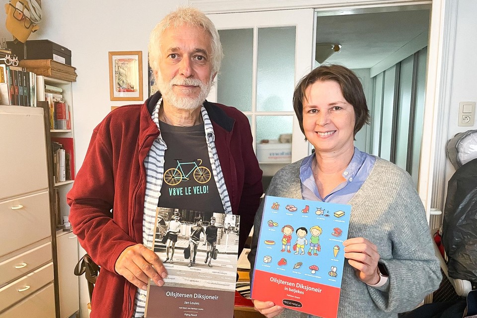 Historicus Jan Louies en kinderboekenschrijfster Kathleen Amant met respectievelijk de vierde editie van de ‘Oilsjtersen Diksjoneir’ en de ‘Oilsjtersen Diksjoneir in beljekes’.