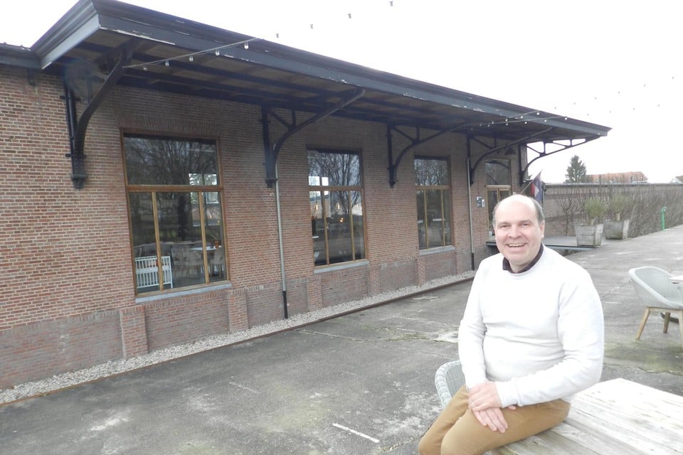 Raf Doms stelt Spoorhuis ter beschikking als eventlocatie, maar wil er met een nieuwe uitbater weer een horecazaak van maken.