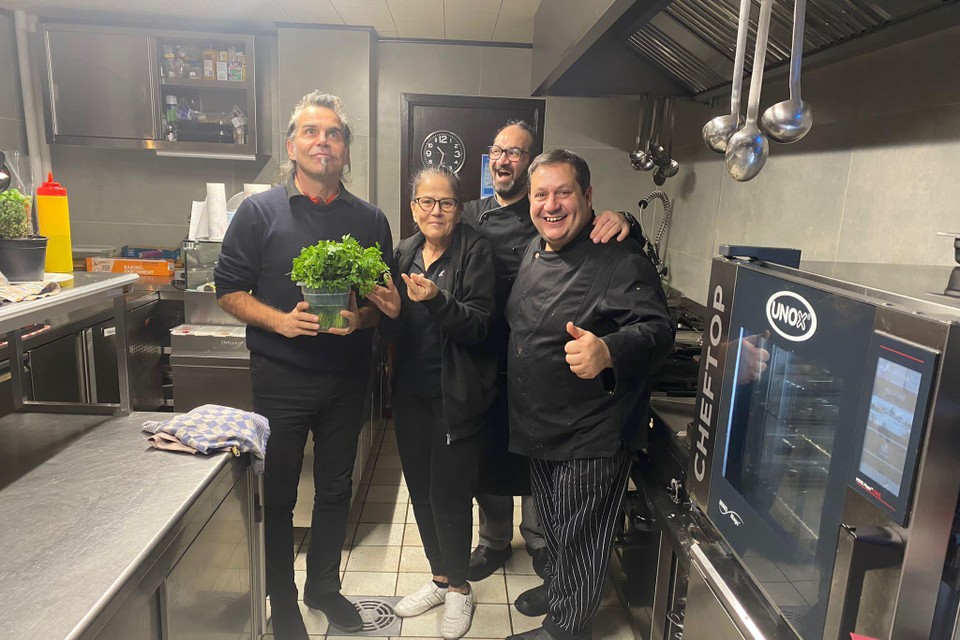 Piero Pelu (a sinistra) con lo staff di cucina del ristorante. 