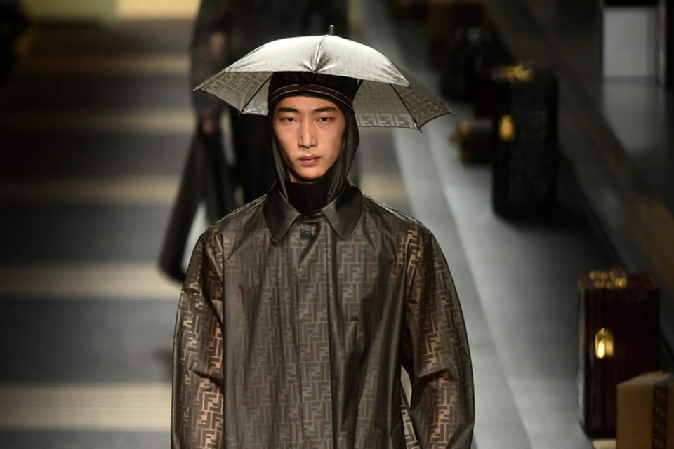 Vooraf Verspreiding Versterken Vergeet de klassieke muts: draag eens een paraplu op je hoofd | Het  Nieuwsblad Mobile