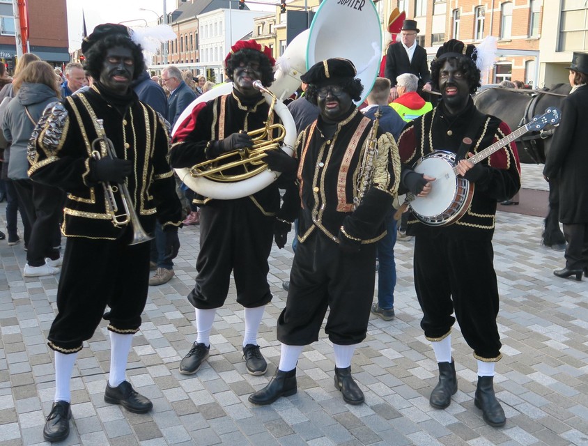 Hele Zwarte Pieten bij de jongste ontvangst van Sinterklaas in 2019. Dit jaar zullen ze er veel lichter uitzien.