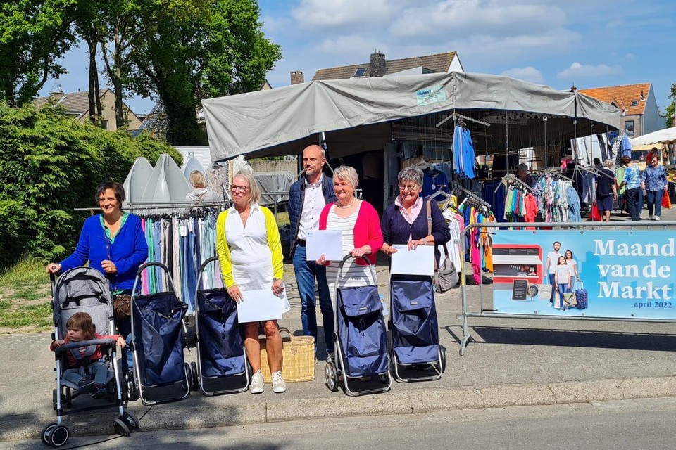 Vorig jaar wonnen vier bezoekers van de weekmarkt in Sint-Job een caddie tijdens de Maand van de Markt.