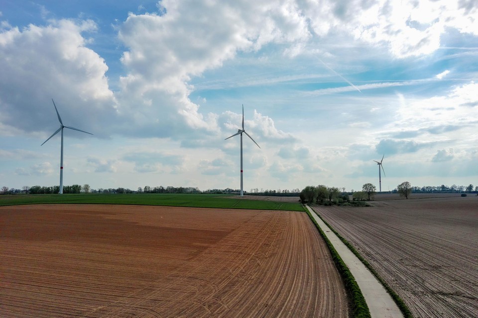 Het open landschap net naast de E40 in Gingelom lijkt ideaal voor windenergie. 